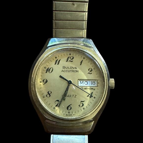 Vintage Bulova Accutron Quartz Dual-Day Men\'s Watch Gold Tone Stretch Band M7 main image 4